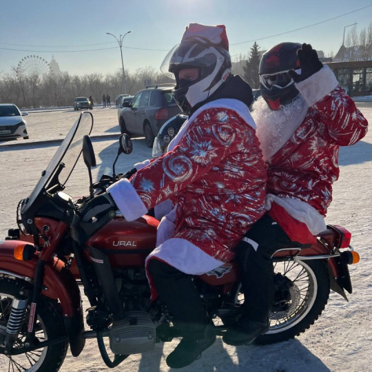 Деды Морозы на мотоциклах проехали по столице 2022г.